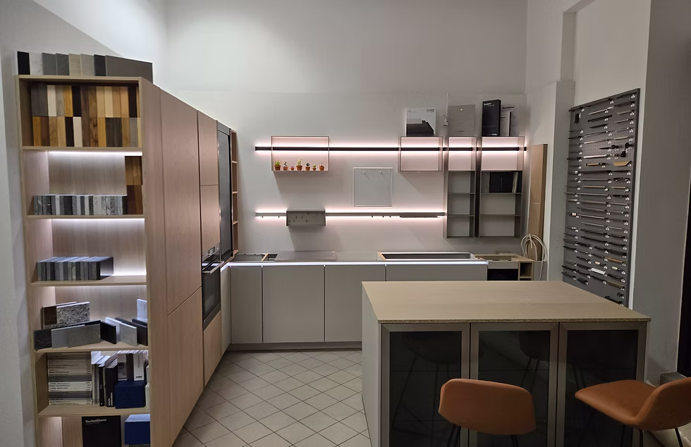 Ausstellungsküche in Beton- und Holzoptik mit Hochschrankzeile und Backofen