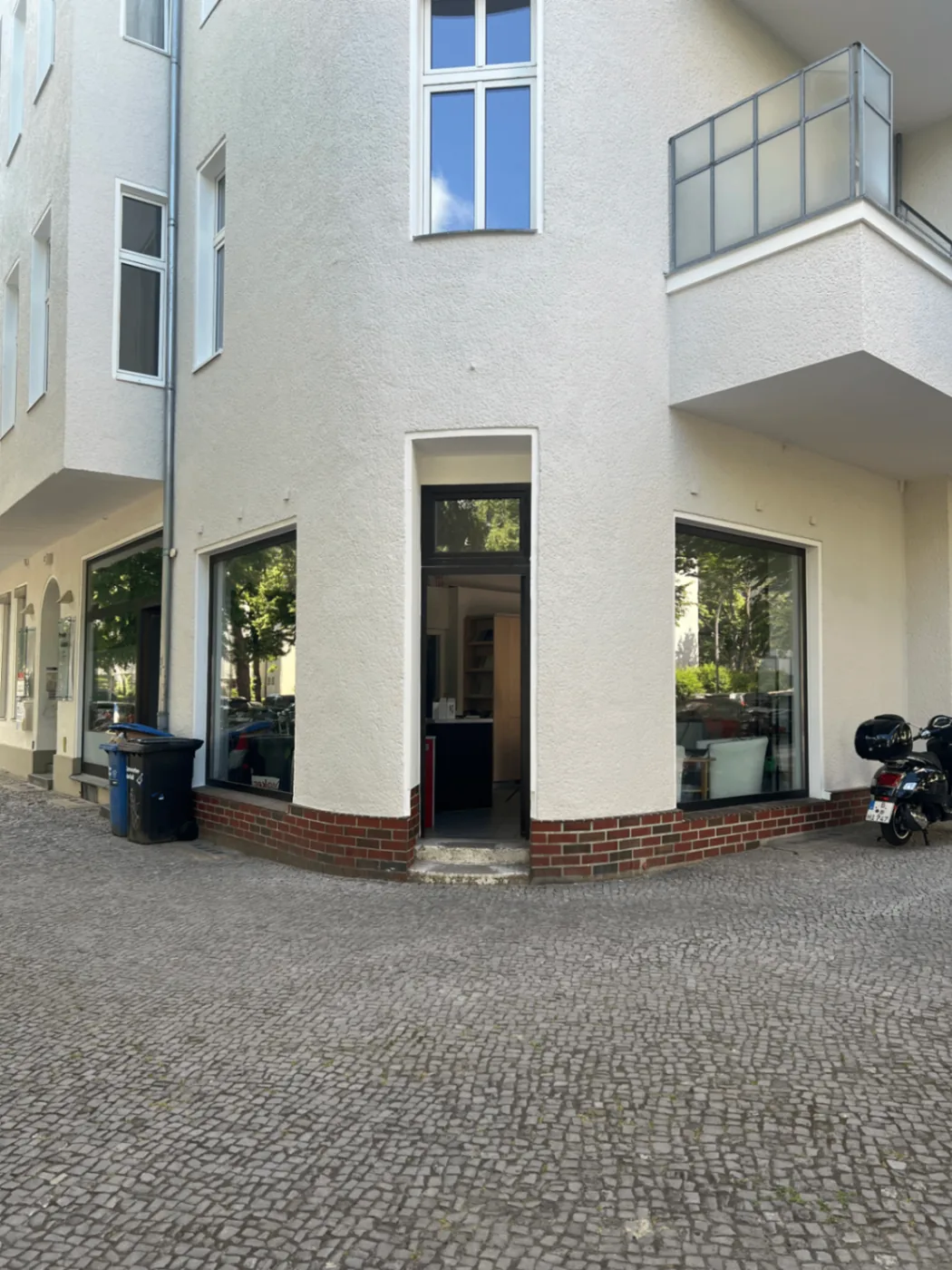 Eingang des Küchenstudios Kitchennette an der Ecke Güntzelstraße 62 in Berlin