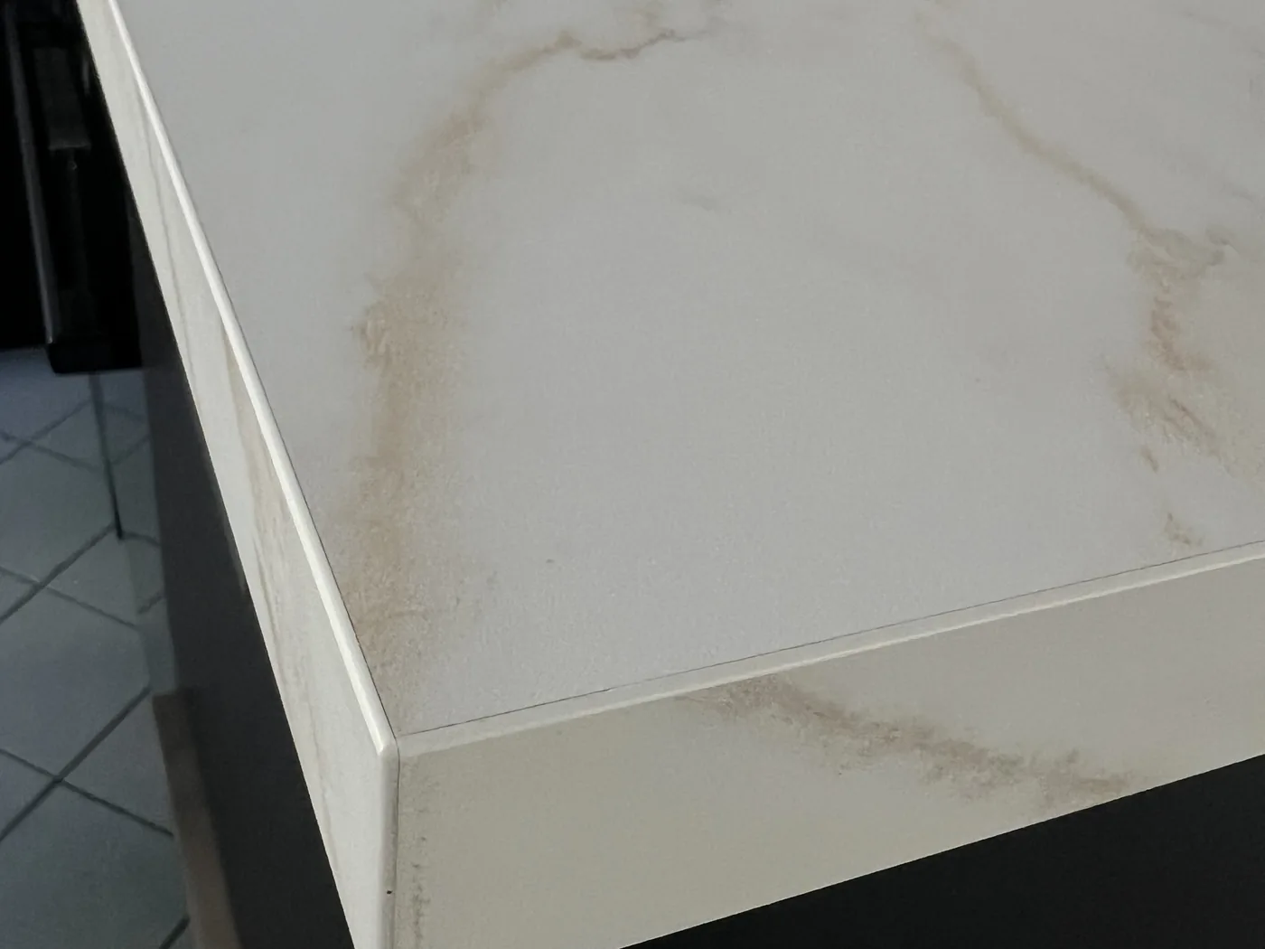 Kante einer weißen Keramik-Arbeitsplatte mit Marmoroptik im Küchenstudio