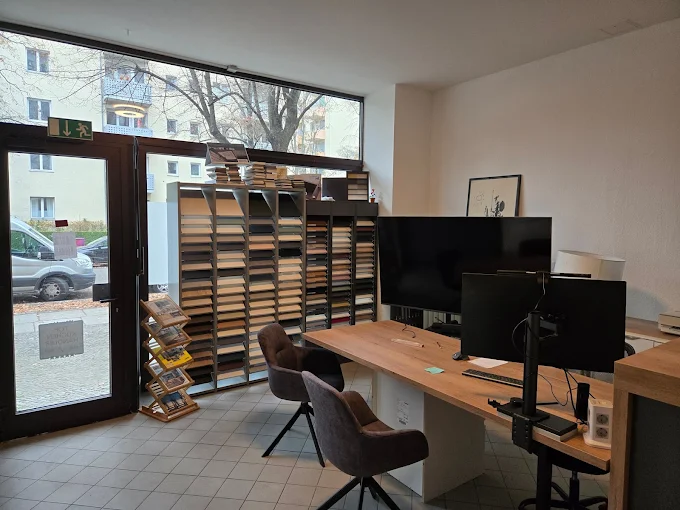 Musterwand mit Dekoren und Fronten am Studiofenster